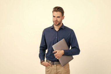 Çevik iş kavramı. İnternette çalışan traşsız bir adam. Modern kablosuz laptop. programcı pc kullan