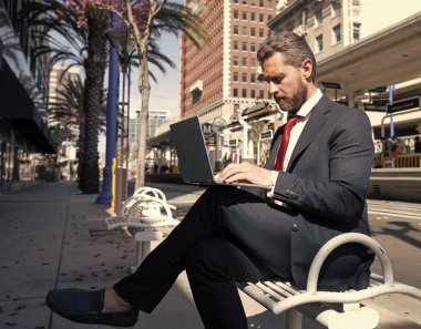 İş başarısı. Programcı bilgisayar kullansın. Girişimci ya da yönetici. çevik iş.