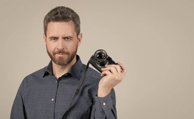 Hepsini yakalayın. Usta fotoğrafçı gri arka plan. Fotoğrafçı fotoğraf makinesini tut.