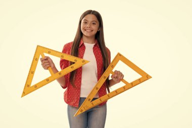 Mutlu çocuk tut üçgen cetvel okulda geometri okuyun beyaz ve okul izole