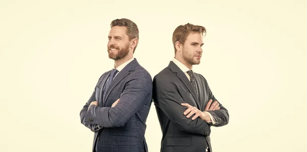 Dos socios de negocios seguros en traje cruzado manos aisladas en blanco, sociedad —  Fotos de Stock