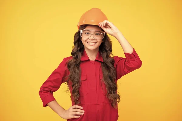 Melhor serviço. miúdo futuro engenheiro em fundo amarelo. óculos de segurança para reparação. dia de trabalho. — Fotografia de Stock