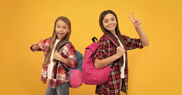 Tillbaka till skolan. Kunskapsdag. Begreppet utbildning. barn med långt hår på gul bakgrund. — Stockfoto