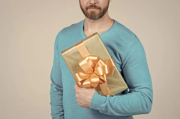 Prepare in advance. cropped guy giving birthday gift. man hold box. copy space. concept of shopping. —  Fotos de Stock