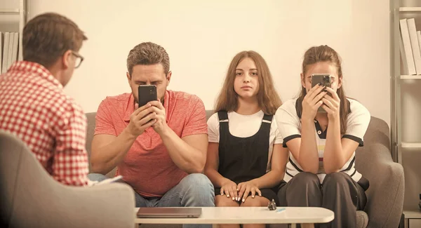 Family therapy. parents with girl talk to social worker. phone addicted mom dad and daughter — Foto Stock