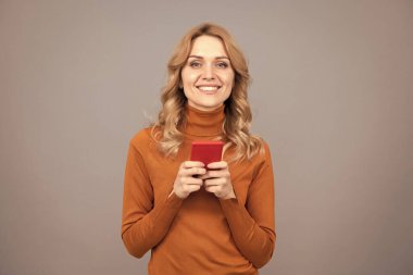 Mutlu kadın mesajları internet üzerinden akıllı telefon iletişimi gri arkaplan, sohbet