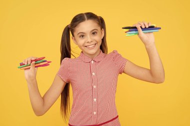 Gülümseyen çocuk resim çizmeye hazır. Okul için ofis malzemeleri. Resim için kırtasiye malzemesi.