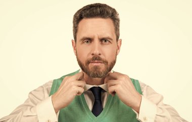 Formalite içinde giyinen olgun bir adam beyaz arka planda soyutlanmış, erkek modasında