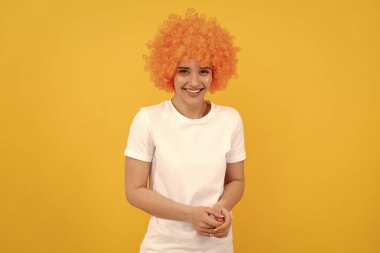 Parti için kıvırcık palyaço peruğu takan mutlu ucube kadın, mutluluk.