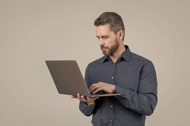 Çabuk başla. Sakallı adam dizüstü bilgisayarda çalışıyor. E-ticaret açılışı. E-ticaret. Girişim şirketi