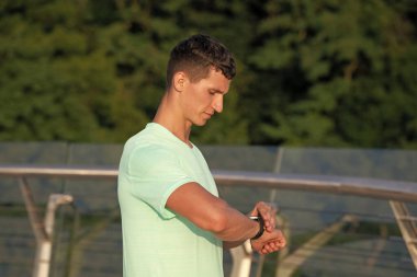 Sonuçlarını analiz ediyorum. Antrenmandan sonra nöbet saatini kontrol et. Egzersiz zamanı. Spor zamanı.