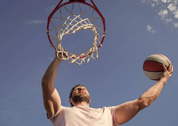 Καλοκαιρινή δραστηριότητα. Δυνατός άντρας με μπάλα μπάσκετ στο γήπεδο. επαγγελματίας παίκτης μπάσκετ — Φωτογραφία Αρχείου