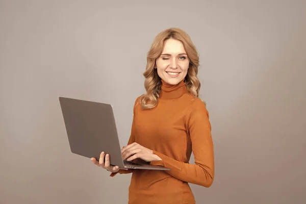 Wireless made simple. Playful woman use laptop. Wireless technology. Computer communication —  Fotos de Stock