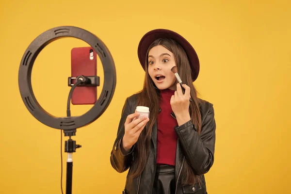Κατάπληκτος έφηβος blogger κορίτσι χρησιμοποιούν selfie οδήγησε λαμπτήρα και smartphone, selfie — Φωτογραφία Αρχείου