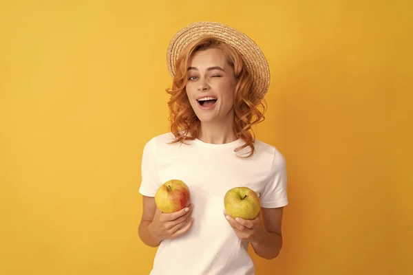 Boldog kacsintás vörös hajú nő szalma kalap hold alma, ebéd szünet — Stock Fotó