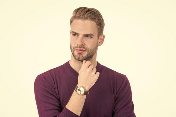 Chico guapo con el pelo de la cara sin afeitar mirada reflexiva en estilo casual aislado en blanco, serio —  Fotos de Stock