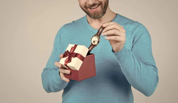 Ünnepi üdvözlés. A fickó ajándékdobozt mutatott. Vállalati ajándék. férfi divat tartozék. — Stock Fotó