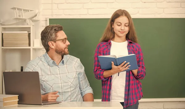 Papà e figlia usano il quaderno. Torniamo a scuola. educazione infantile. alunno nerd e tutor con computer portatile — Foto Stock