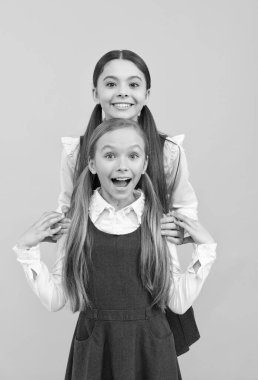 Başarı için hazır. Mutlu çocuklar birlikte öğrenir. Mutlu bir çocukluk. Çocukluk arkadaşları.