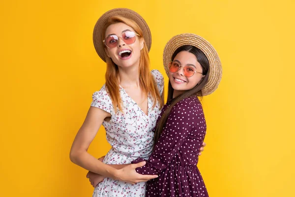 Sarı arka planda hasır şapkalı anne ve çocuk