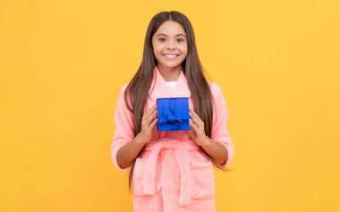 Rahat bir pijama ya da bornoz. Genç kız kendini mutlu hissediyor. çocukluk mutluluğu.