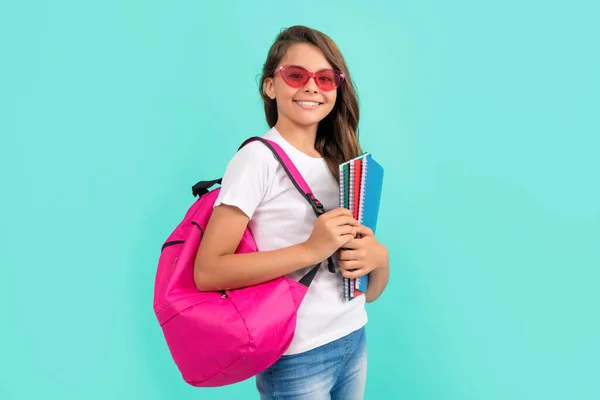 Χαρούμενο παιδί με σακίδιο και βιβλίο αντιγράφων σε γυαλιά ηλίου έτοιμο για σπουδές στο σχολείο, γνώση — Φωτογραφία Αρχείου