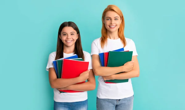 Mam en tienermeisje studeren. privéleraar en kind met copybooks. gezinshulp. — Stockfoto
