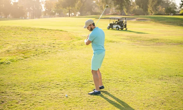 Adult man playing golf game on green grass, sportsman — Stock fotografie