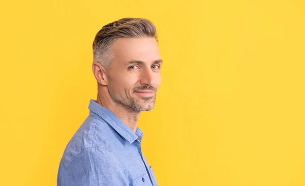 Smiling mature man portrait with hoary hair on yellow background, copy space, hairstyle — 스톡 사진
