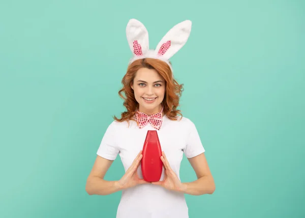 Положительная женщина в пасхальных кроликов уши с шампунем — стоковое фото