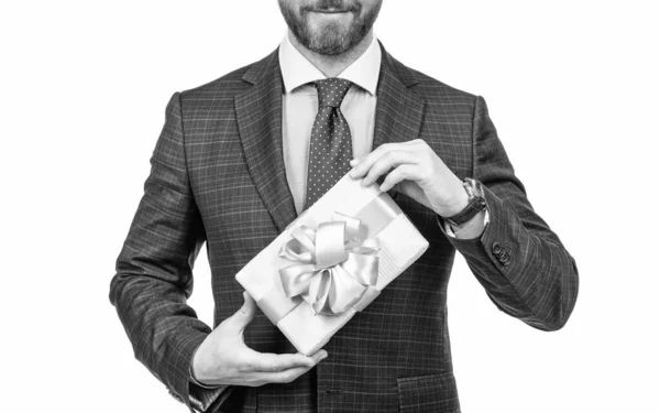 Uomo d'affari ritagliato in abito che mostra scatola presente isolato su bianco, occasione saluto. — Foto Stock