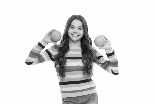 Щаслива дівчина-підліток в барвистому светрі з апельсиновими фруктами ізольовані на білому, вітаміни — стокове фото