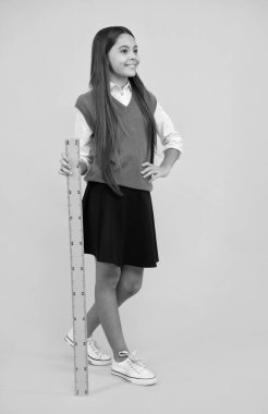 Kesinlikle bilim. Okula dönüyorum. Trigonometri kırtasiyesi. Çocuk matematik okuyor. kök disiplinleri.