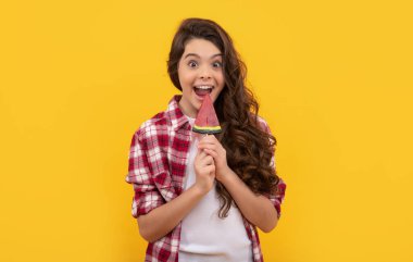 Çubukta şeker. Karamelli şeker dükkanı. Tatlı çocukluk hayatı. Genç diş bakımı. Tatlıya düşkünüm.