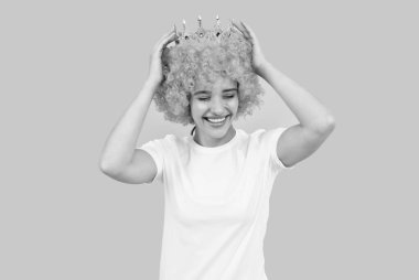 Kendini prenses olarak hayal et. Diadem 'deki komik kız. Tacın içindeki bencil kadın. Gösteri. 1 Nisan 'da