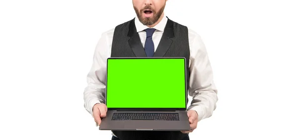 Uomo ritagliato che presenta il prodotto del computer portatile con schermo verde per spazio di copia, presentazione. — Foto Stock