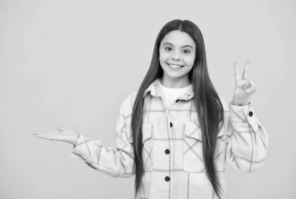 Niña feliz desgaste rosa camisa a cuadros que presenta el producto, espacio de copia, promoción —  Fotos de Stock