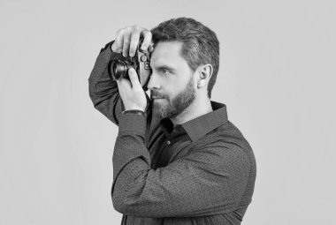 Yakalamaya değer. Sakallı adam kamerayla fotoğraf çek. Çekim seansı. Fotoğraf oturumu