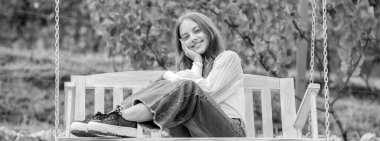 Gülümse çocuk parkta salıncakta oturuyor, mutluluk