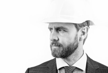 Başarılı adam başka tarafa bakıyor. Koruyucu miğferli girişimci. Baş mimar mühendisi