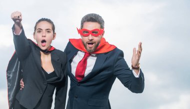 Gökyüzü geçmişinde süper kahraman kıyafetli çift şaşırdı.