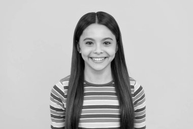 Mutlu kız çocuk gülümse sarı arka plan, evlat