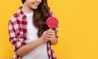 Genç diş bakımı. Tatlı düşkünü. Lezzetli. Mutlu kız lolipopu tutar. Lolipop çocuk..