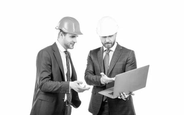 Architecten plannen werkzaamheden. chief engineer en executive in hardhat gebruik computer. — Stockfoto