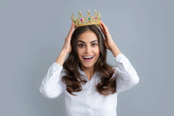 Portrait of arrogance woman with golden crown on head, leadership and success. Attractive rich arrogant girl wearing crown isolated over gray background. — 스톡 사진