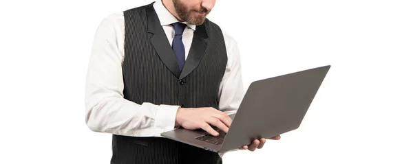 Jefe recortado con portátil inalámbrico moderno. hombre de negocios trabajando en línea. éxito empresarial. —  Fotos de Stock