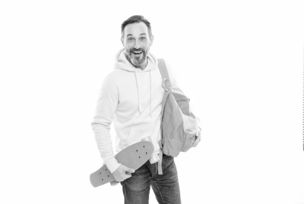 Счастливый зрелый мужчина хипстер в капюшоне с рюкзаком и пенни доска изолированы на белом, скейтбординг. — стоковое фото