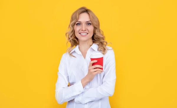 Heureuse femme blonde avec tasse de café sur fond jaune — Photo
