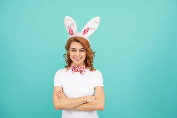 Positive easter woman with bunny ears on blue background — ストック写真