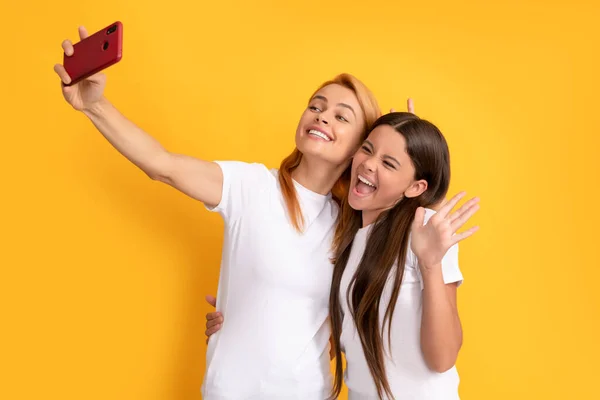 Happy funny family of mother woman and child girl making selfie on smartphone, live streaming — Stockfoto